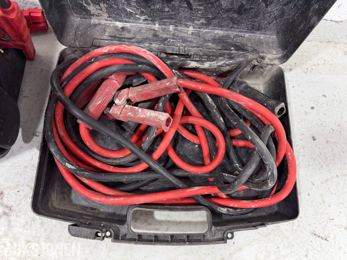Parti med batteriladere, startbooster og startkabler