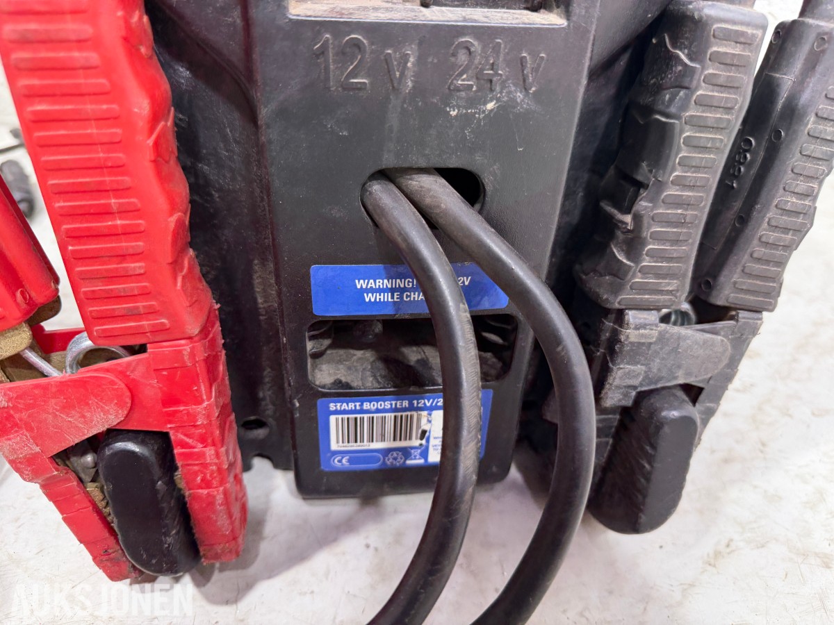 Parti med batteriladere, startbooster og startkabler