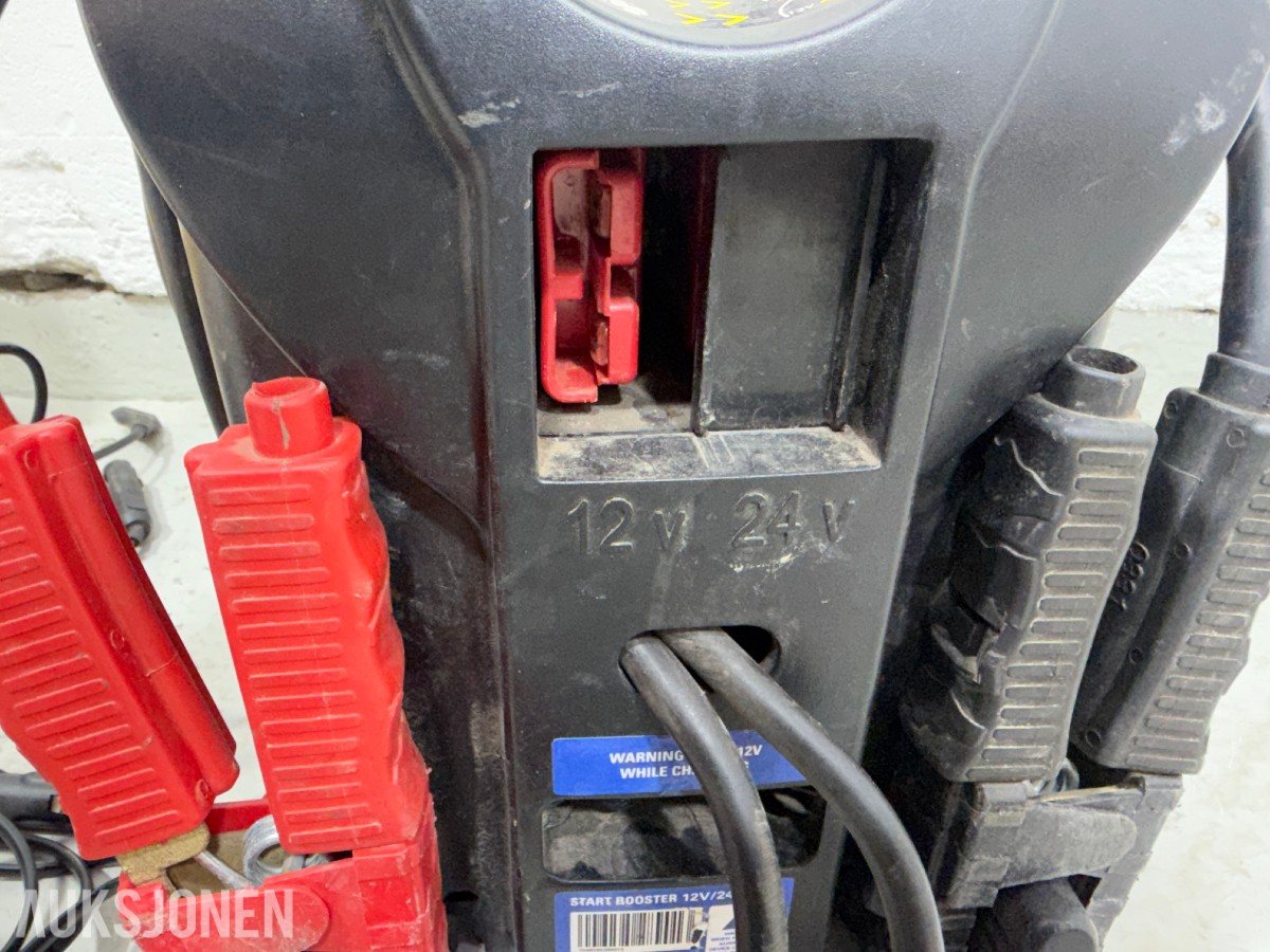 Parti med batteriladere, startbooster og startkabler