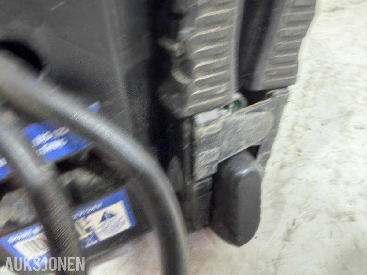 Parti med batteriladere, startbooster og startkabler