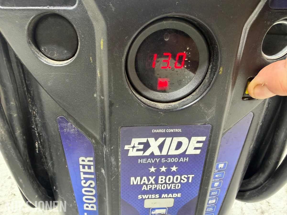 Parti med batteriladere, startbooster og startkabler