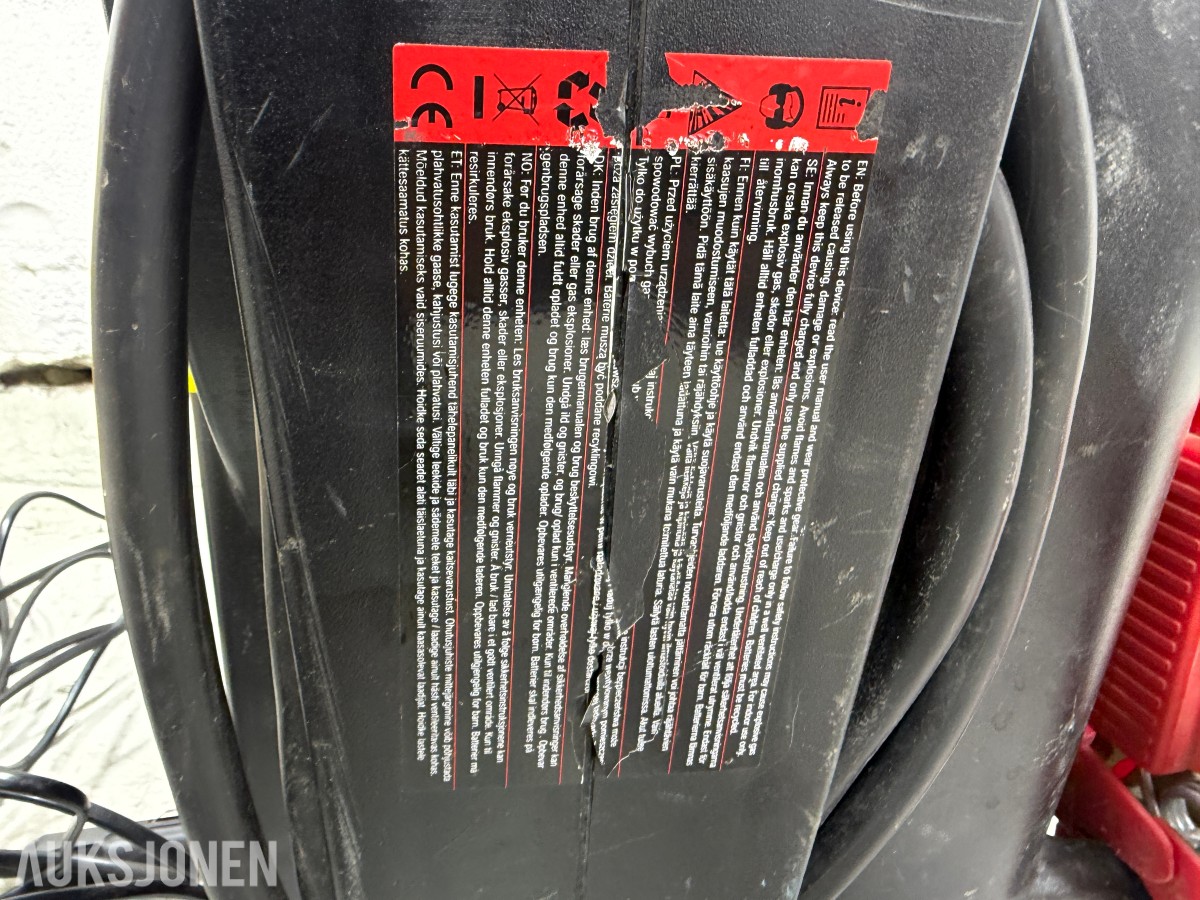 Parti med batteriladere, startbooster og startkabler