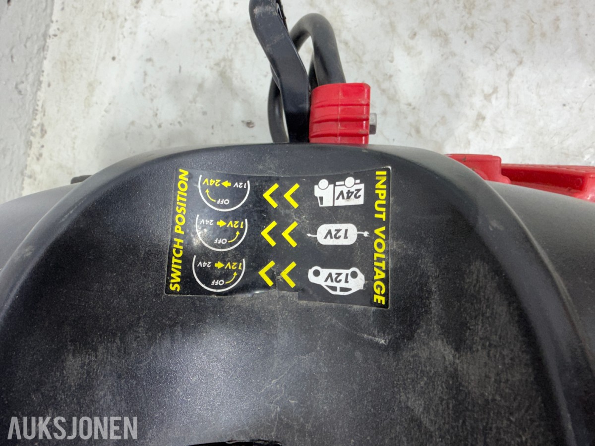 Parti med batteriladere, startbooster og startkabler