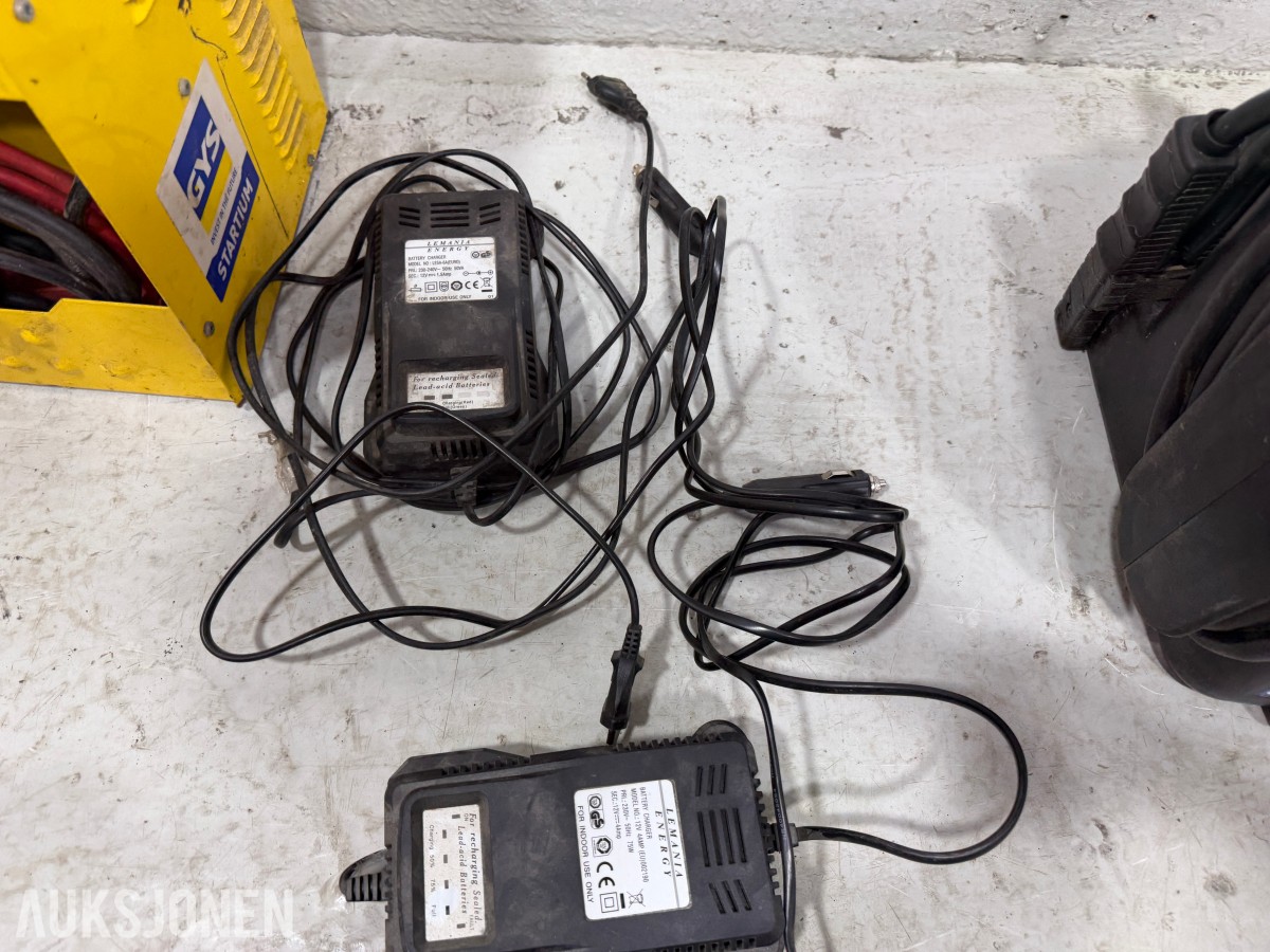 Parti med batteriladere, startbooster og startkabler
