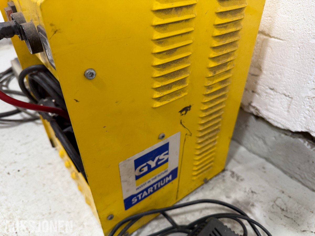 Parti med batteriladere, startbooster og startkabler