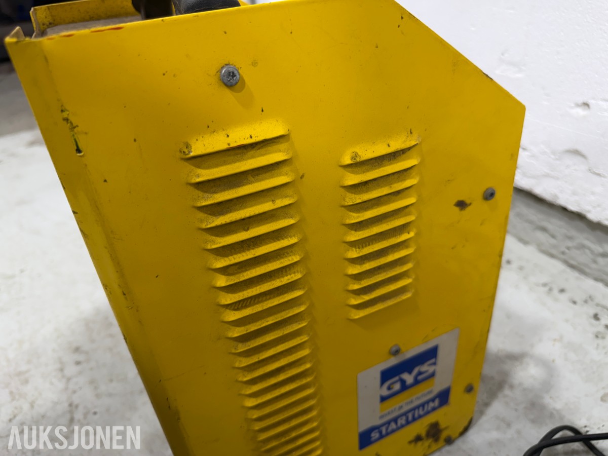 Parti med batteriladere, startbooster og startkabler