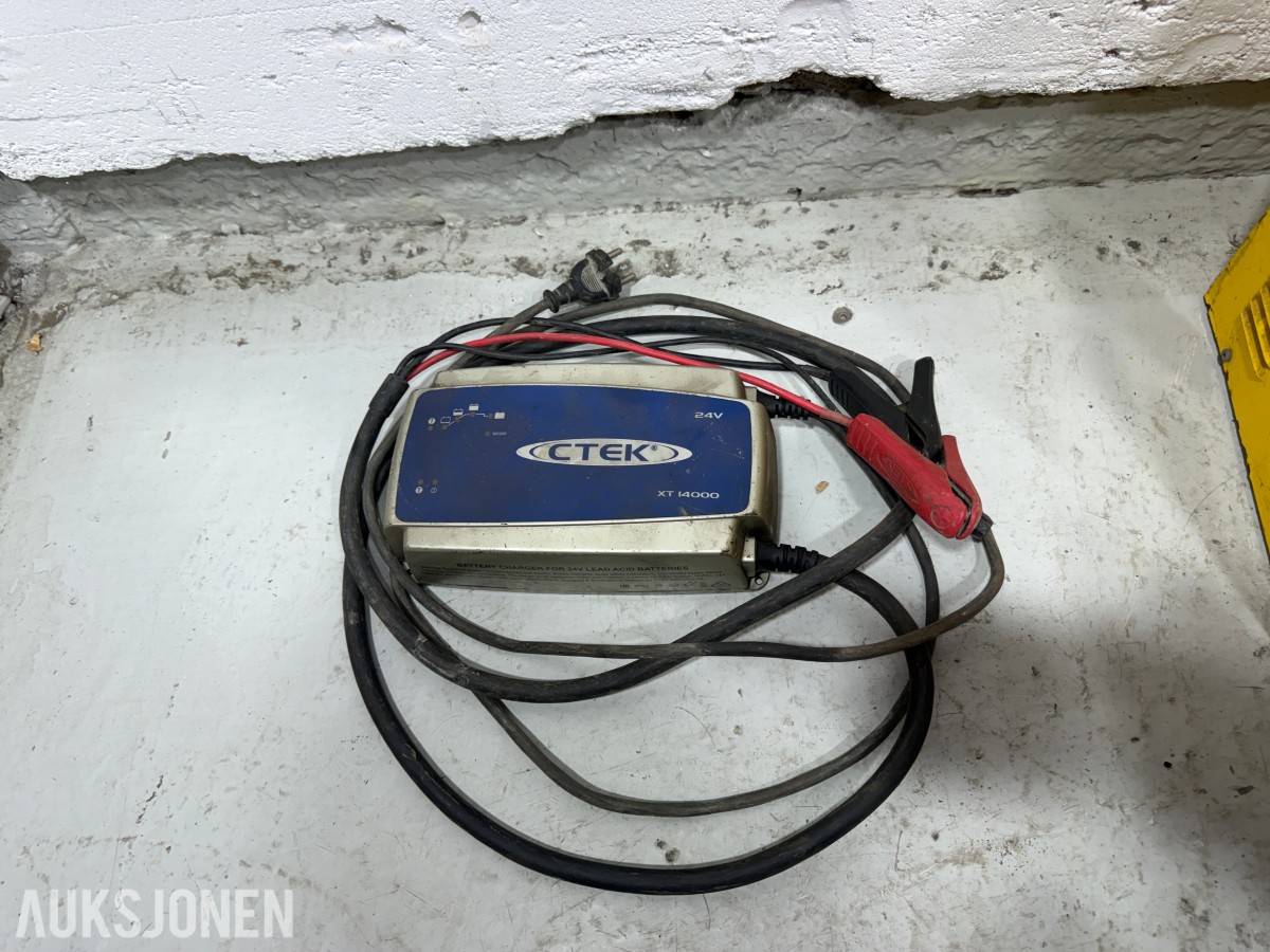 Parti med batteriladere, startbooster og startkabler