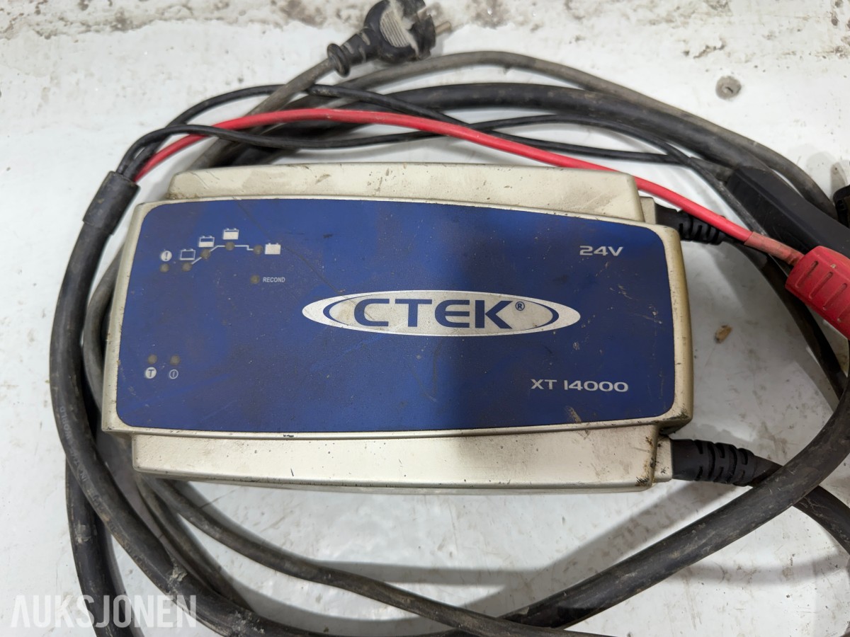 Parti med batteriladere, startbooster og startkabler