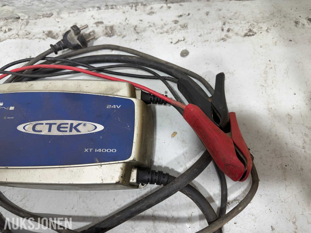 Parti med batteriladere, startbooster og startkabler