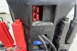 Parti med batteriladere, startbooster og startkabler