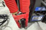 Parti med batteriladere, startbooster og startkabler