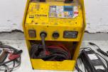 Parti med batteriladere, startbooster og startkabler