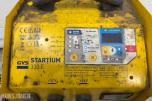 Parti med batteriladere, startbooster og startkabler