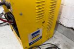Parti med batteriladere, startbooster og startkabler