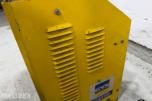 Parti med batteriladere, startbooster og startkabler