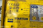 Parti med batteriladere, startbooster og startkabler