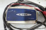 Parti med batteriladere, startbooster og startkabler