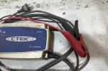 Parti med batteriladere, startbooster og startkabler