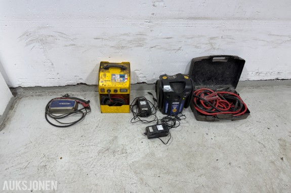 Parti med batteriladere, startbooster og startkabler