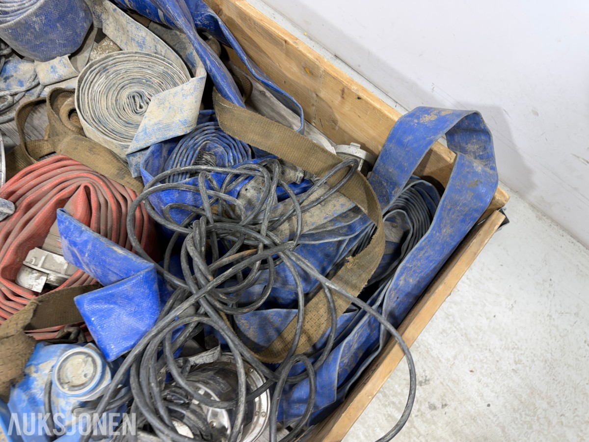 Parti med lensepumper, slanger og tilbehør – Dosatron, Biltema, Altech m.m.