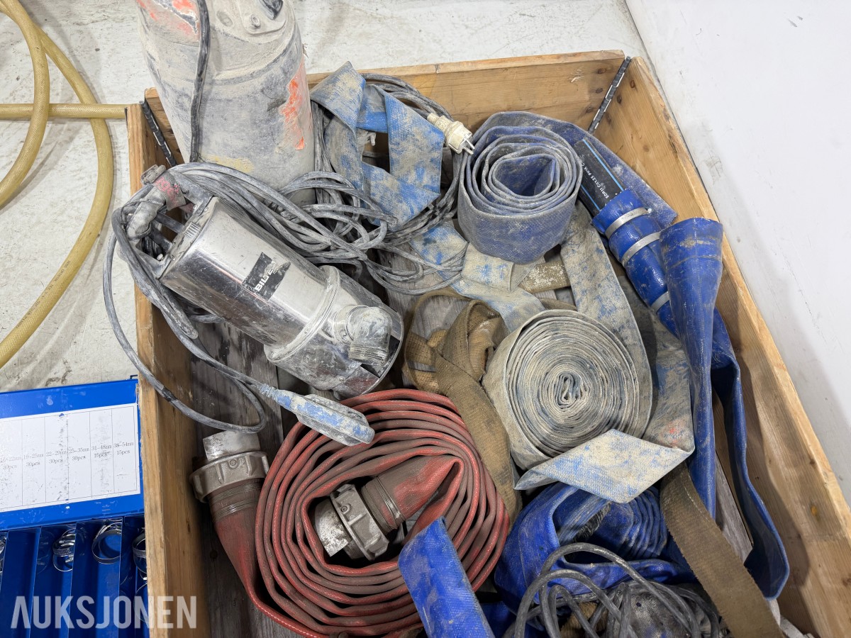 Parti med lensepumper, slanger og tilbehør – Dosatron, Biltema, Altech m.m.