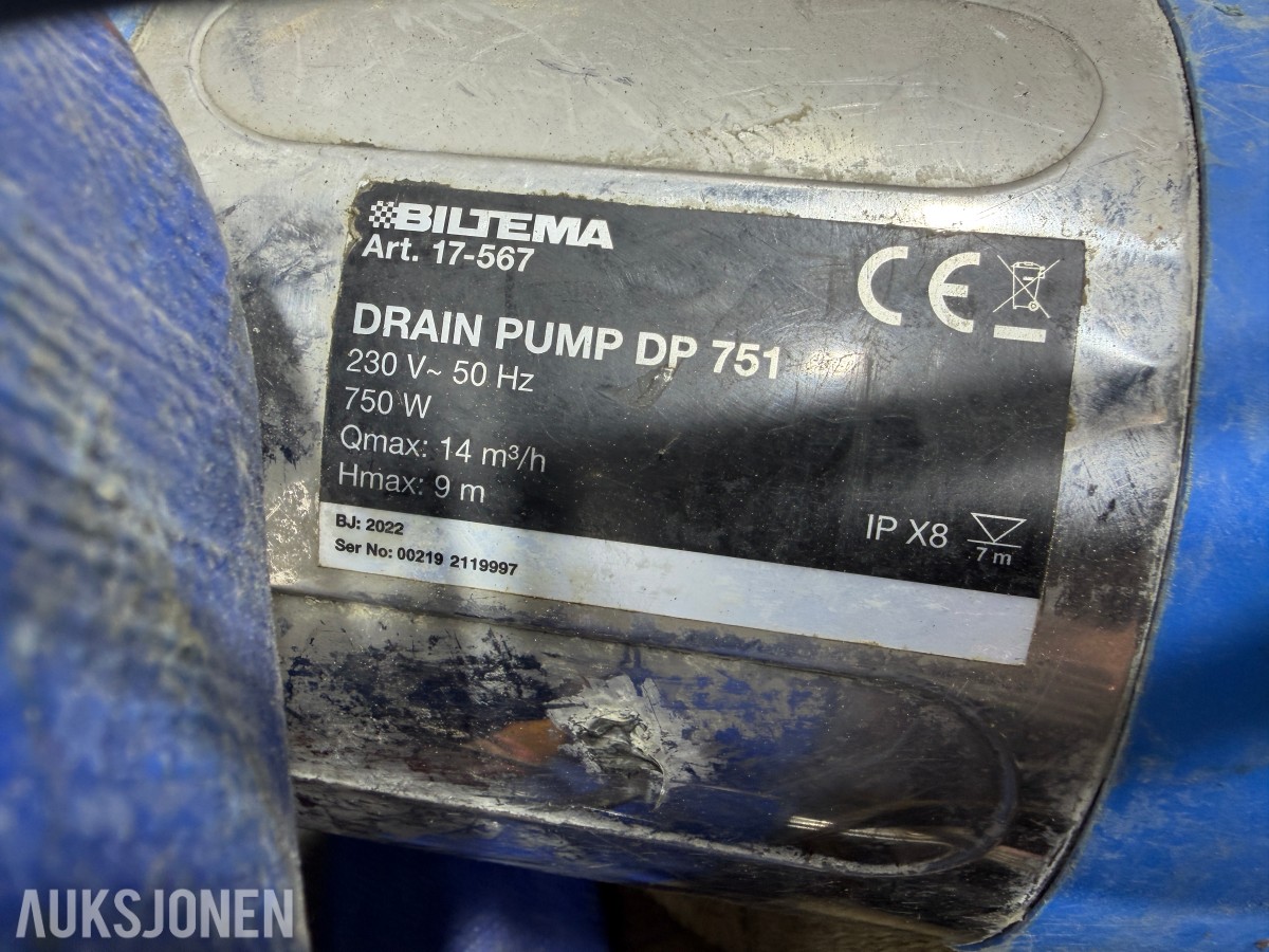 Parti med lensepumper, slanger og tilbehør – Dosatron, Biltema, Altech m.m.