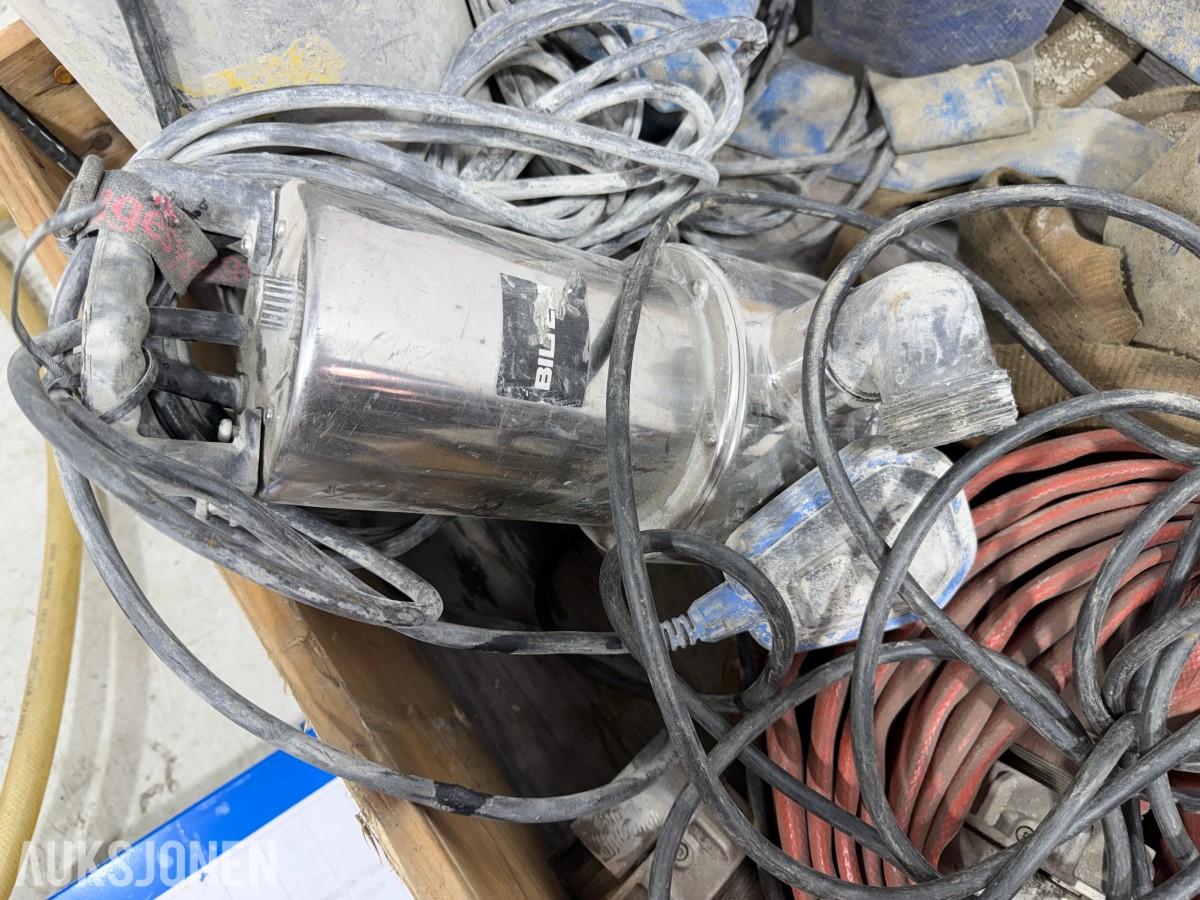 Parti med lensepumper, slanger og tilbehør – Dosatron, Biltema, Altech m.m.