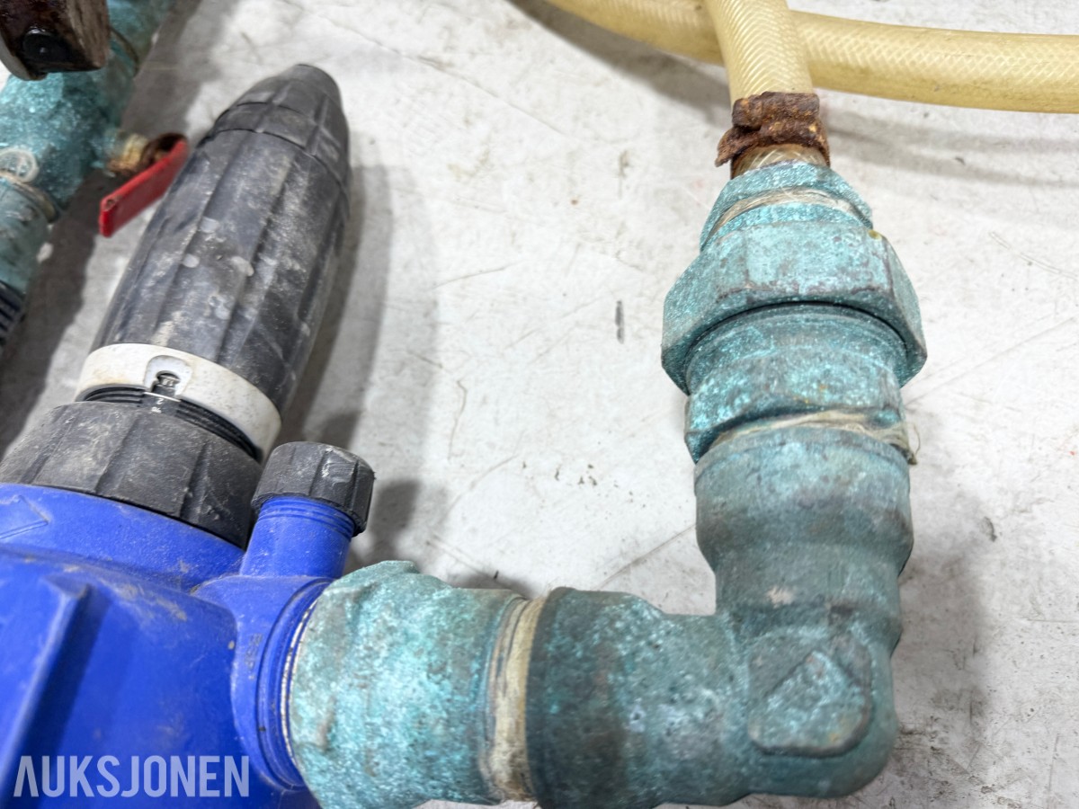 Parti med lensepumper, slanger og tilbehør – Dosatron, Biltema, Altech m.m.
