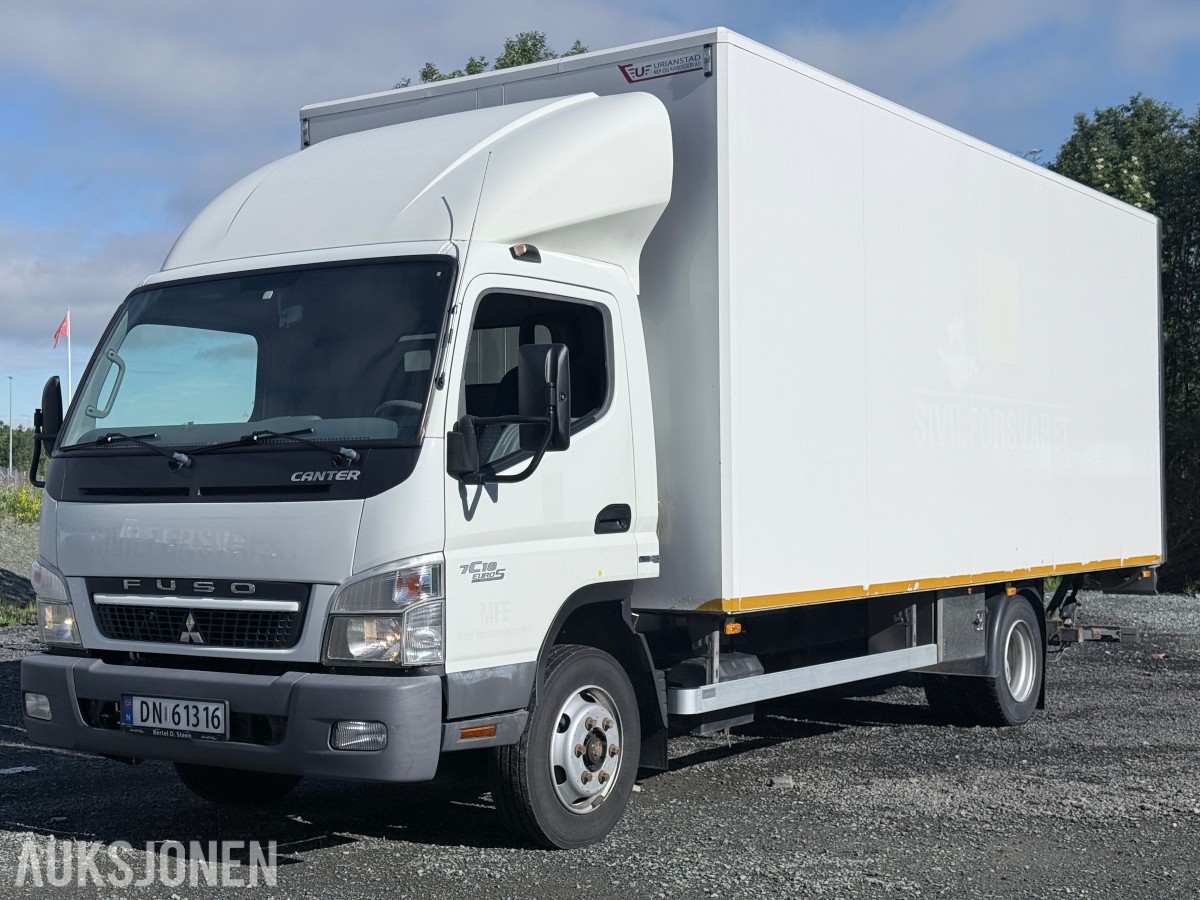 2010 Mitsubishi Fuso skapbil med løftelem og sidedør