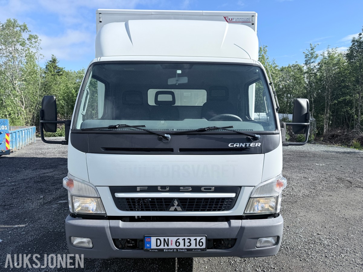 2010 Mitsubishi Fuso skapbil med løftelem og sidedør