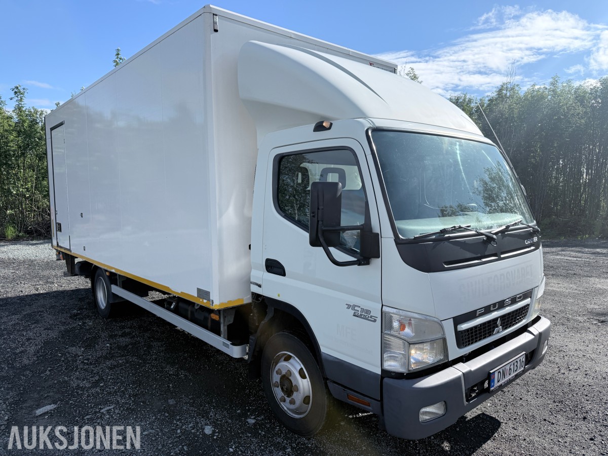 2010 Mitsubishi Fuso skapbil med løftelem og sidedør
