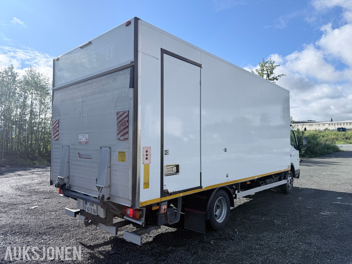 2010 Mitsubishi Fuso skapbil med løftelem og sidedør