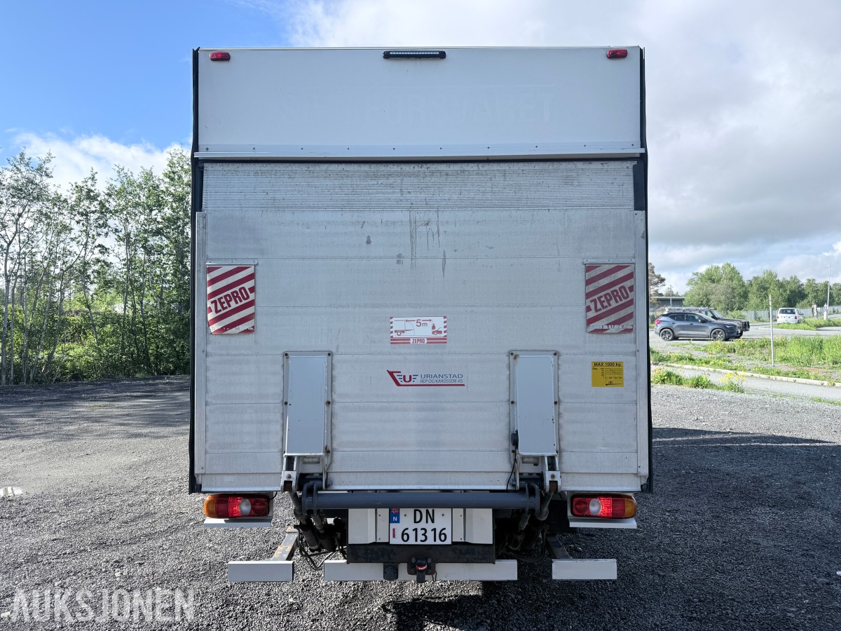 2010 Mitsubishi Fuso skapbil med løftelem og sidedør