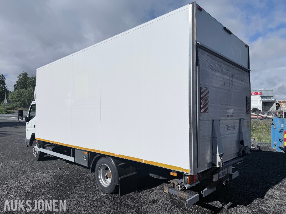 2010 Mitsubishi Fuso skapbil med løftelem og sidedør