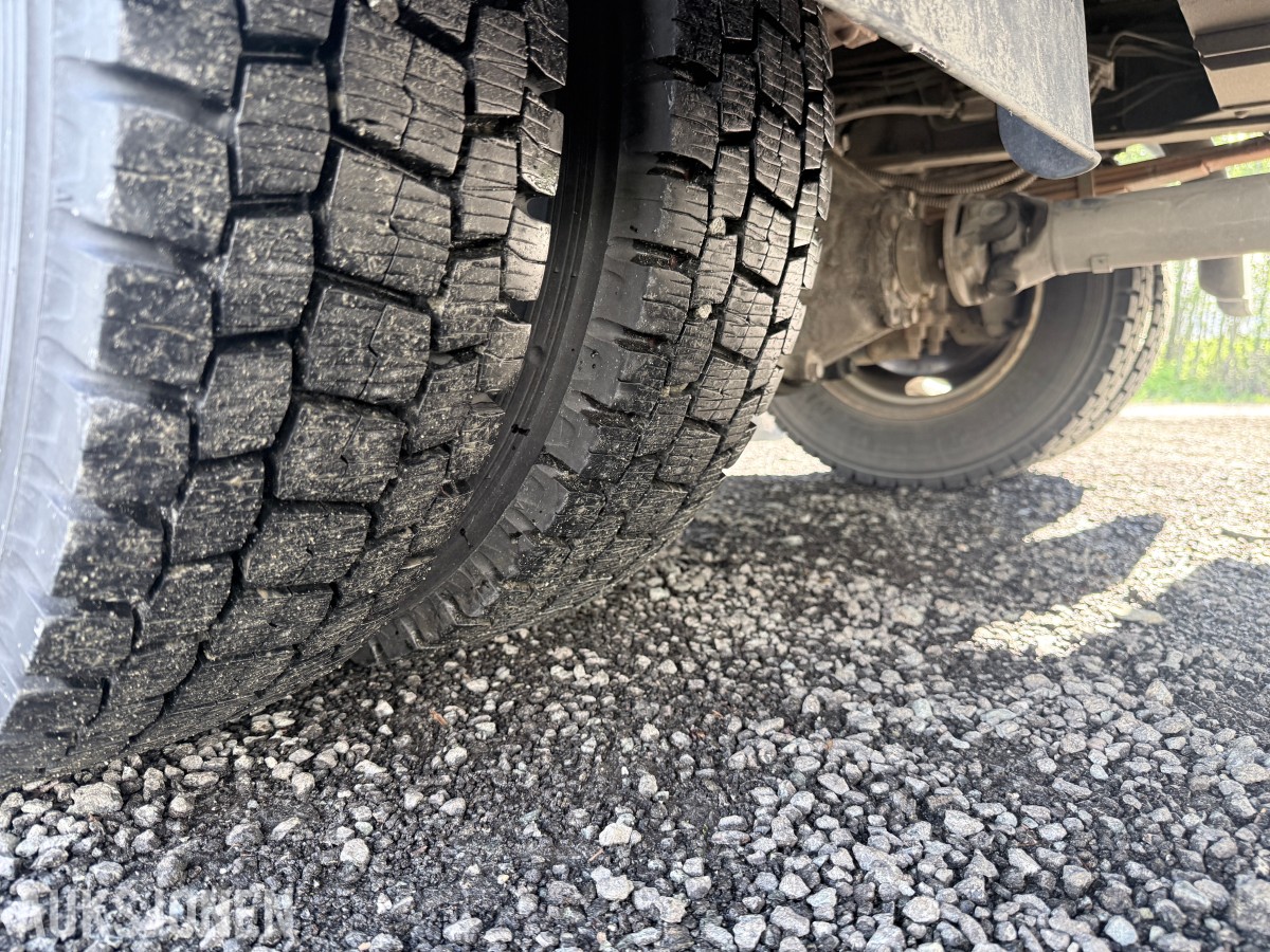 2010 Mitsubishi Fuso skapbil med løftelem og sidedør
