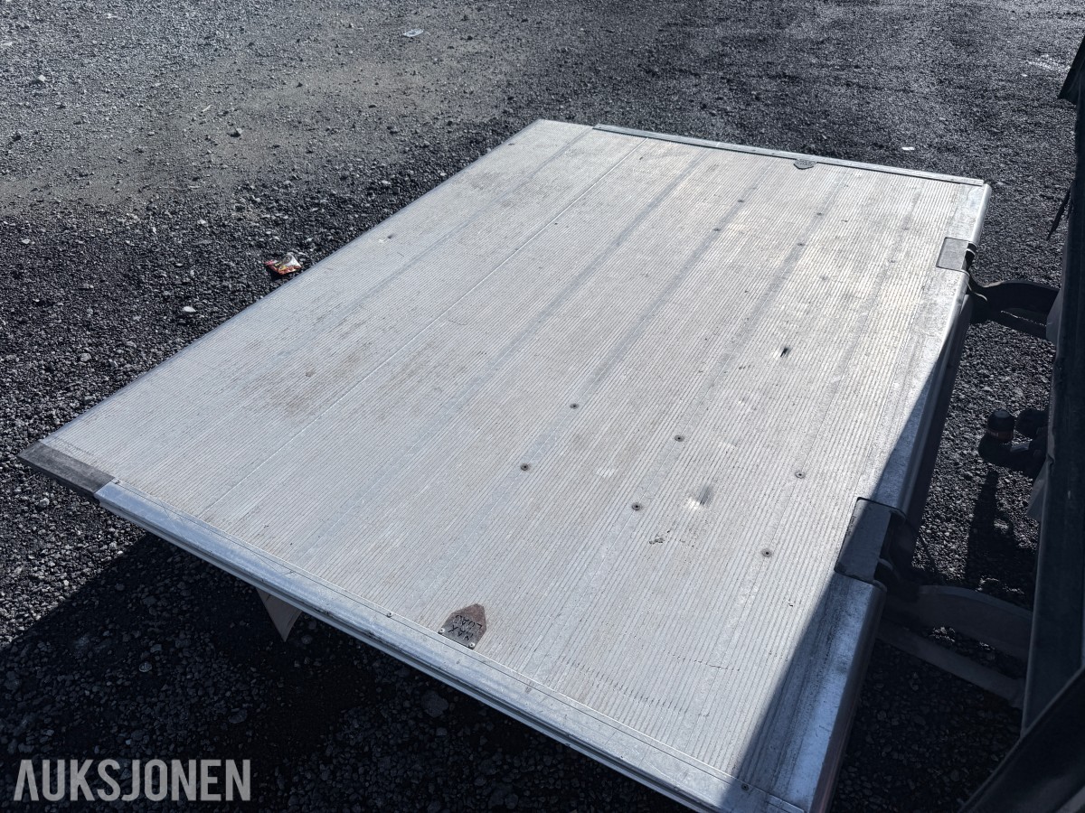 2010 Mitsubishi Fuso skapbil med løftelem og sidedør