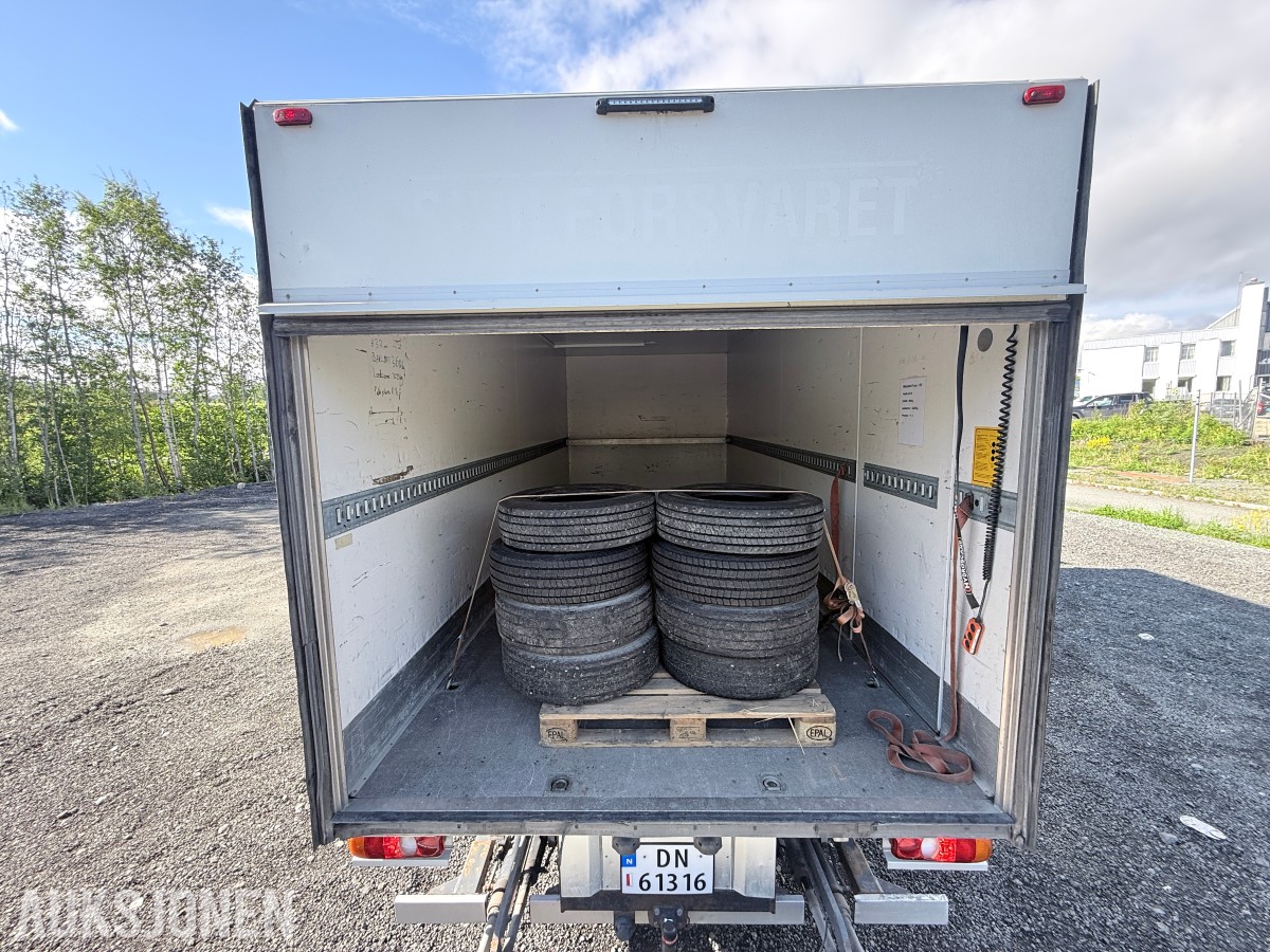 2010 Mitsubishi Fuso skapbil med løftelem og sidedør