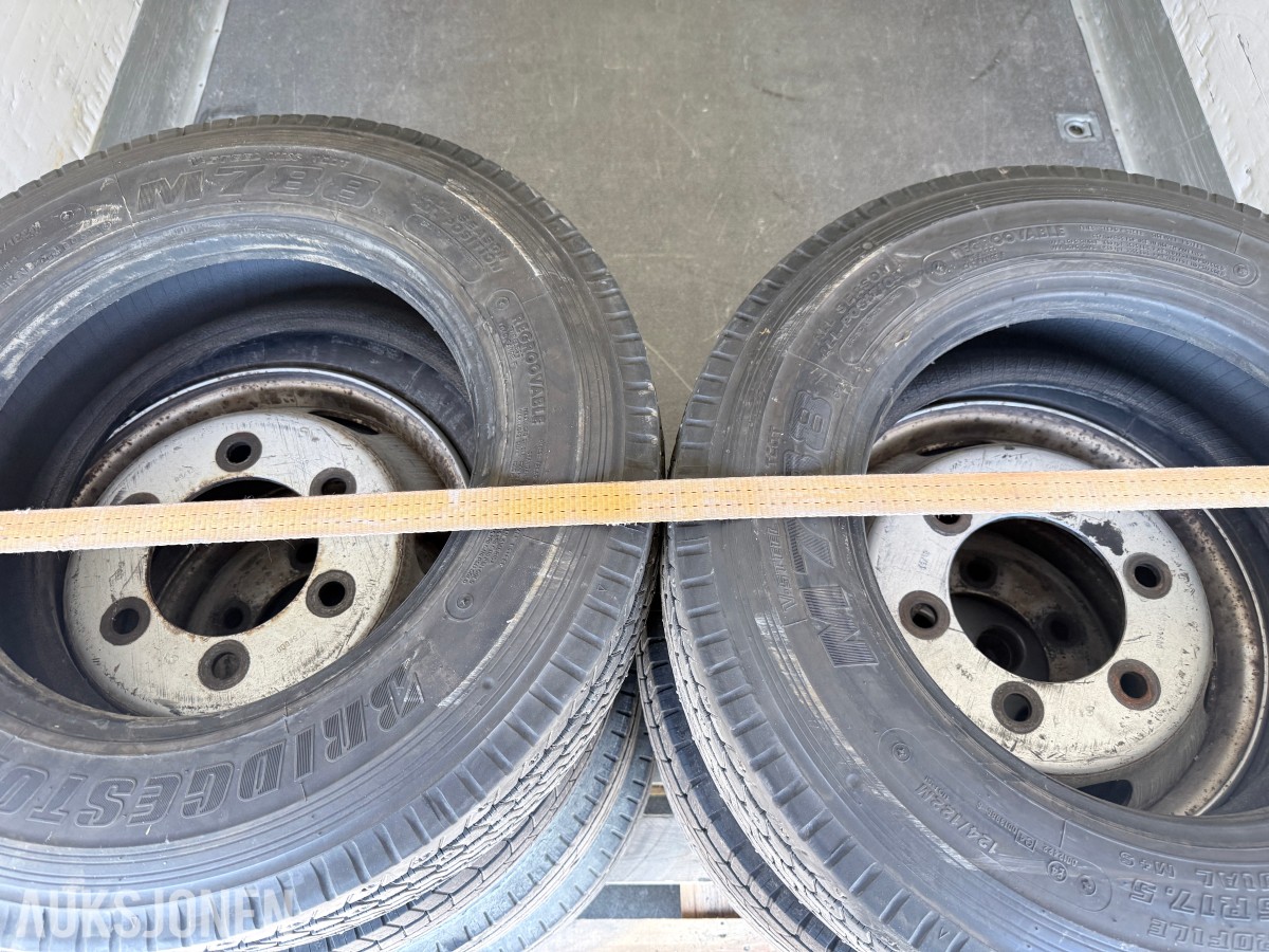 2010 Mitsubishi Fuso skapbil med løftelem og sidedør