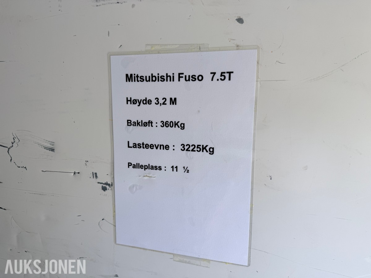 2010 Mitsubishi Fuso skapbil med løftelem og sidedør