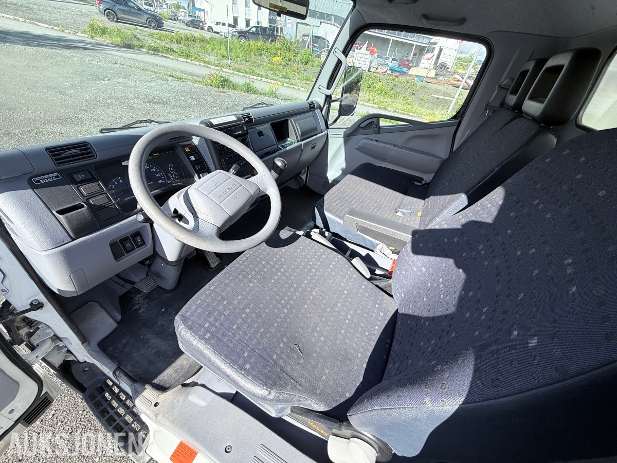 2010 Mitsubishi Fuso skapbil med løftelem og sidedør