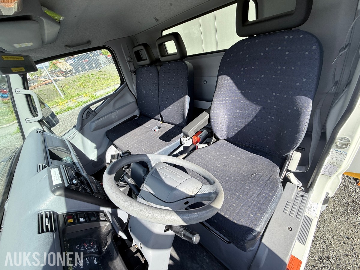 2010 Mitsubishi Fuso skapbil med løftelem og sidedør