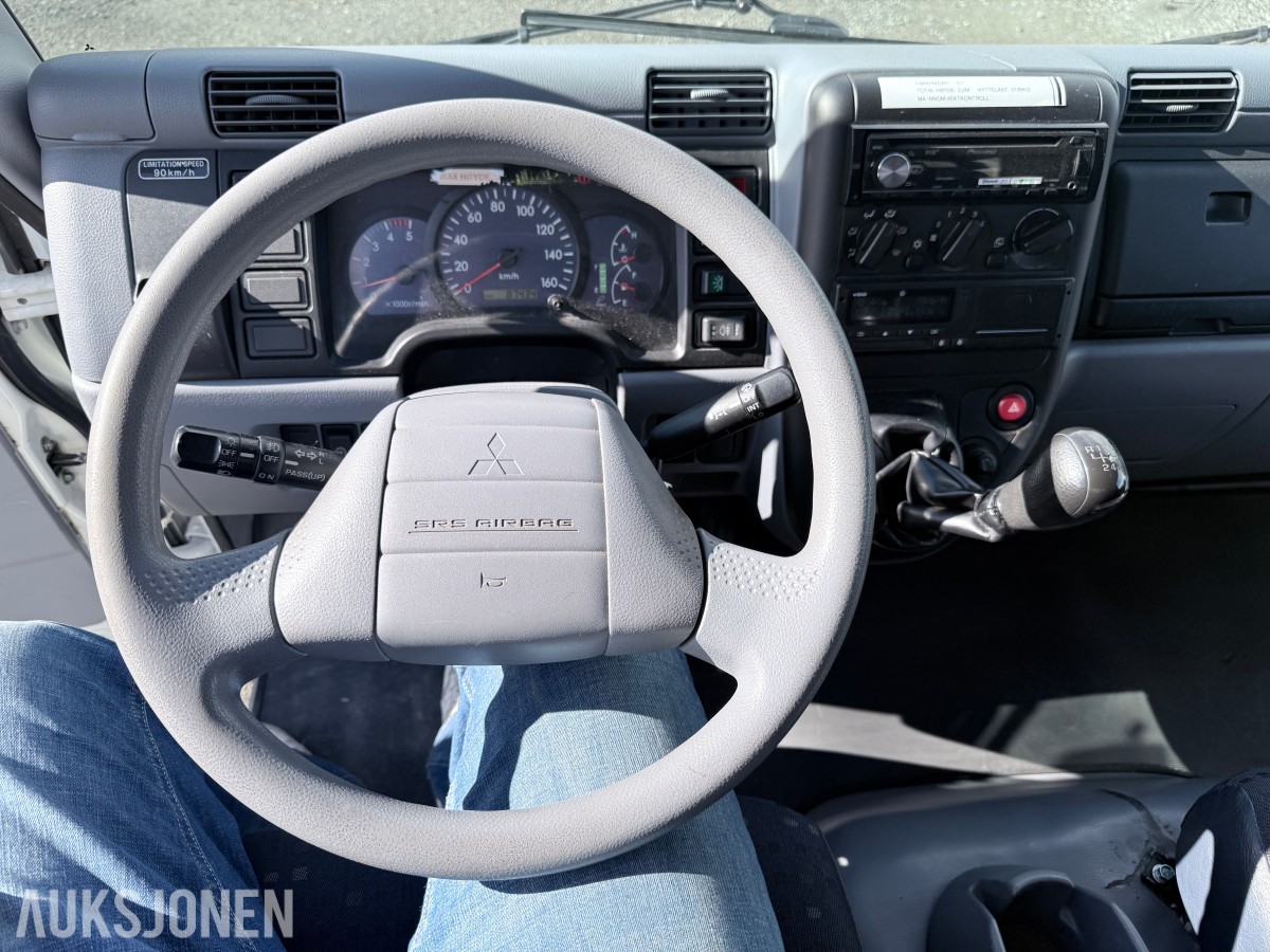 2010 Mitsubishi Fuso skapbil med løftelem og sidedør