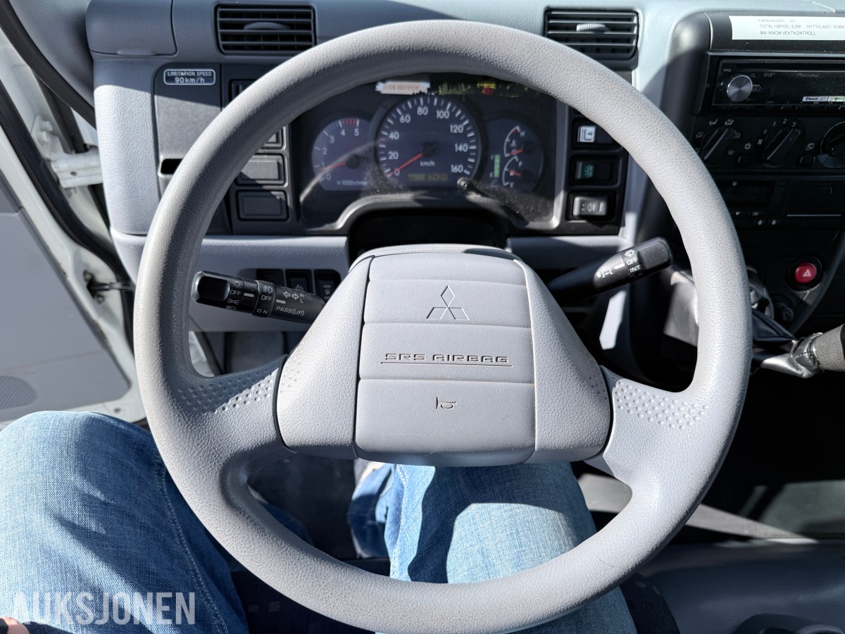 2010 Mitsubishi Fuso skapbil med løftelem og sidedør