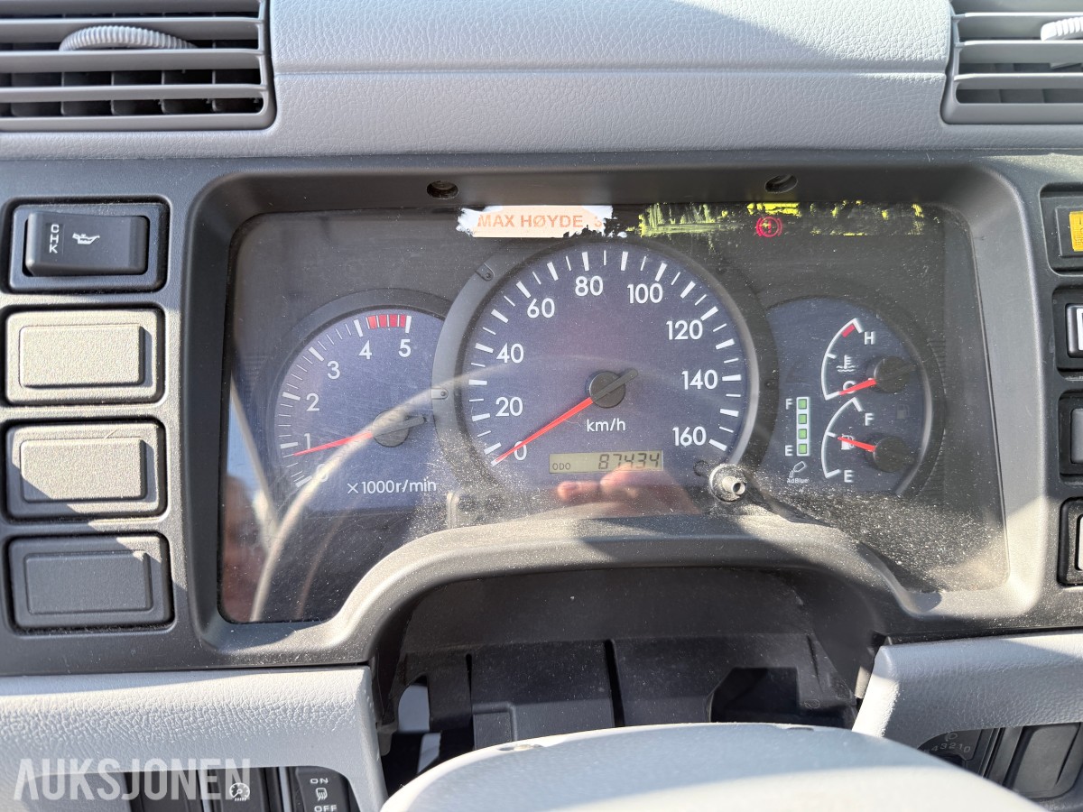 2010 Mitsubishi Fuso skapbil med løftelem og sidedør
