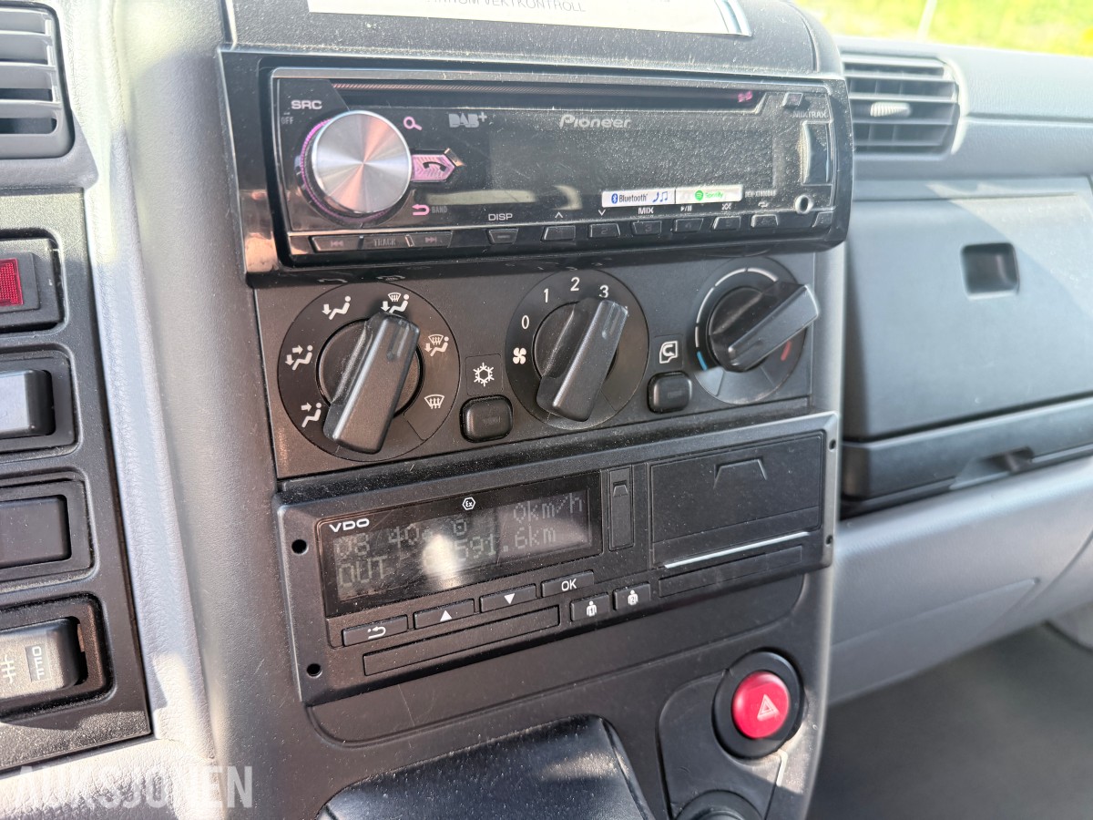 2010 Mitsubishi Fuso skapbil med løftelem og sidedør