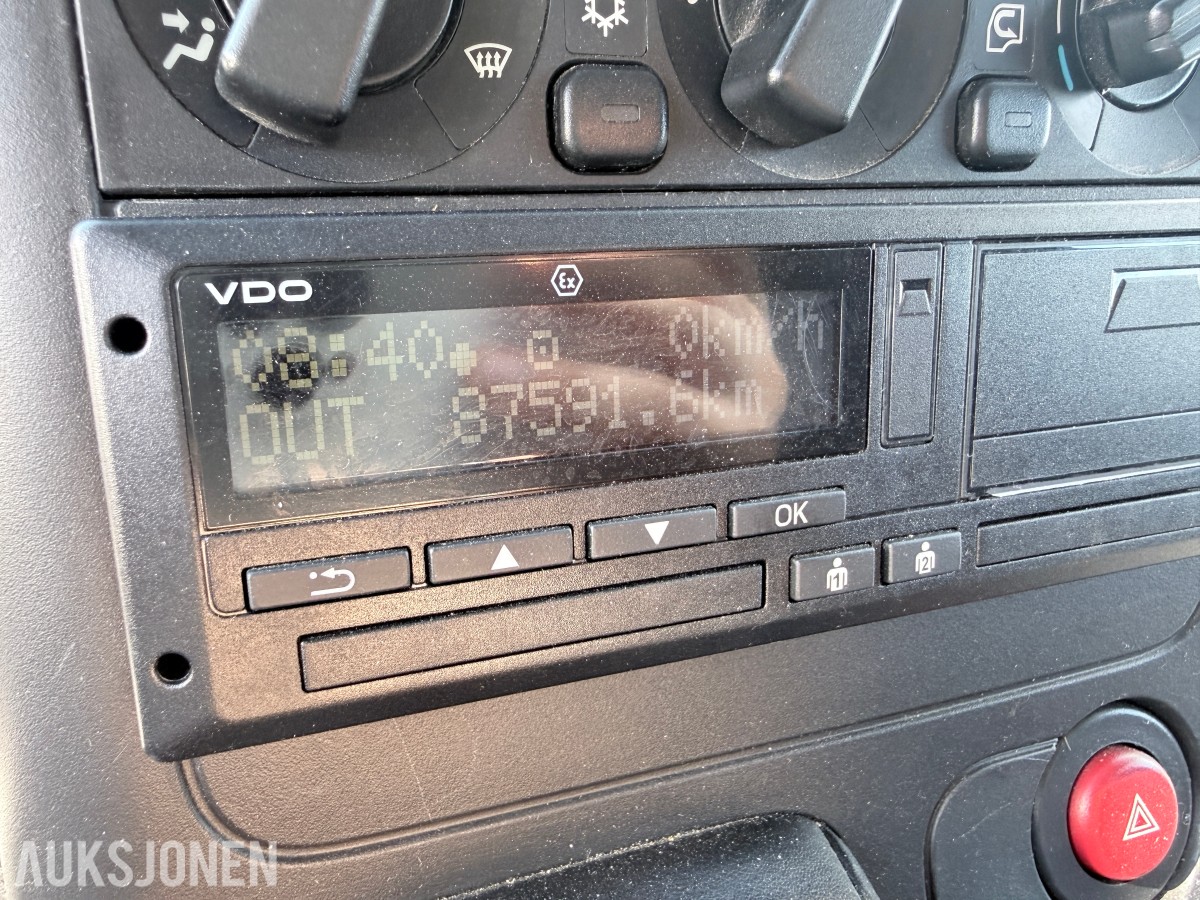 2010 Mitsubishi Fuso skapbil med løftelem og sidedør