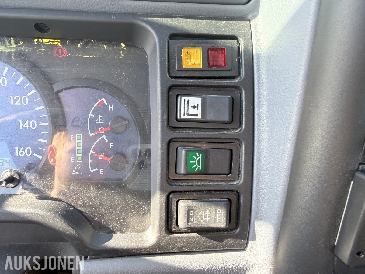 2010 Mitsubishi Fuso skapbil med løftelem og sidedør