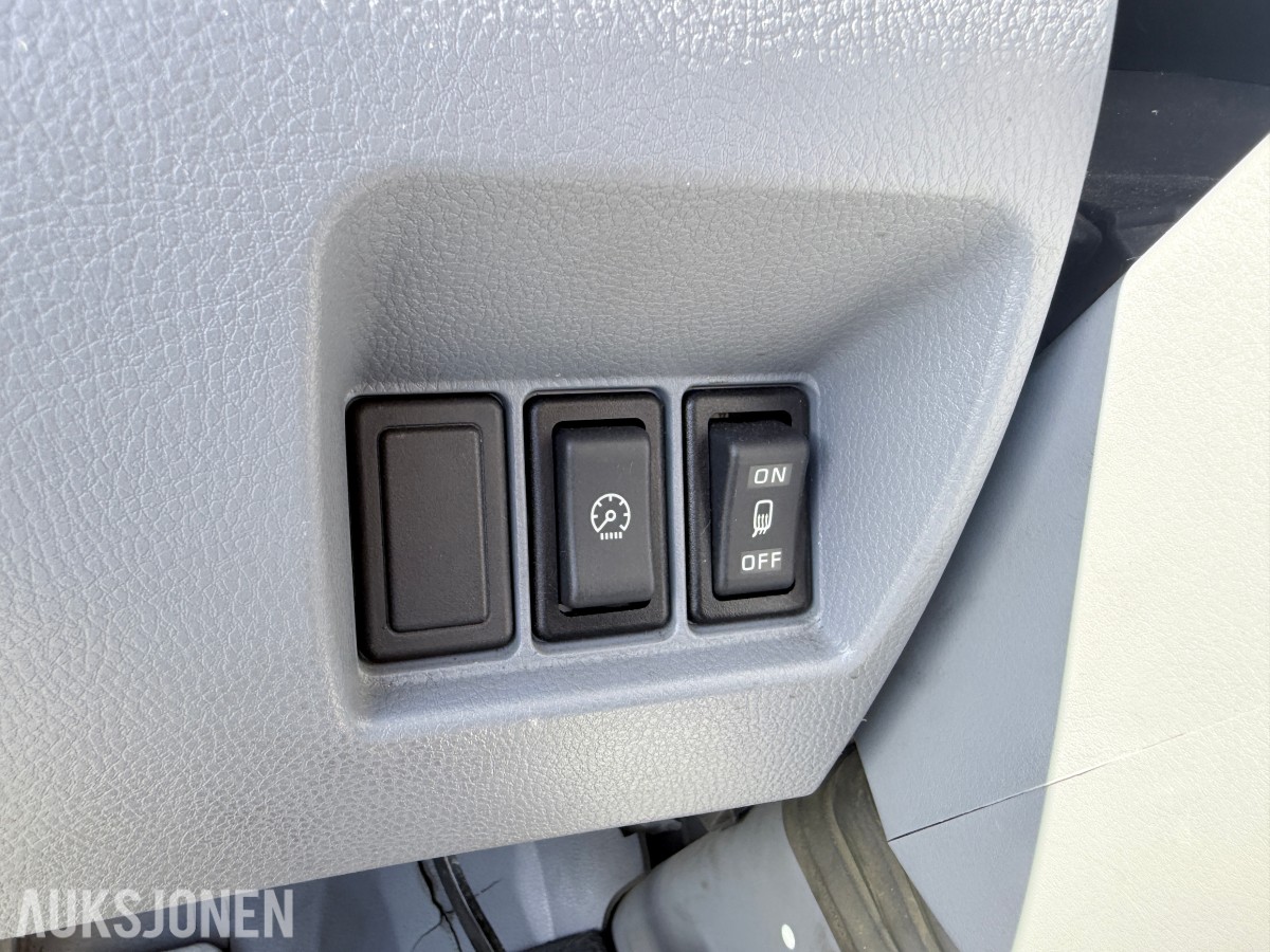 2010 Mitsubishi Fuso skapbil med løftelem og sidedør