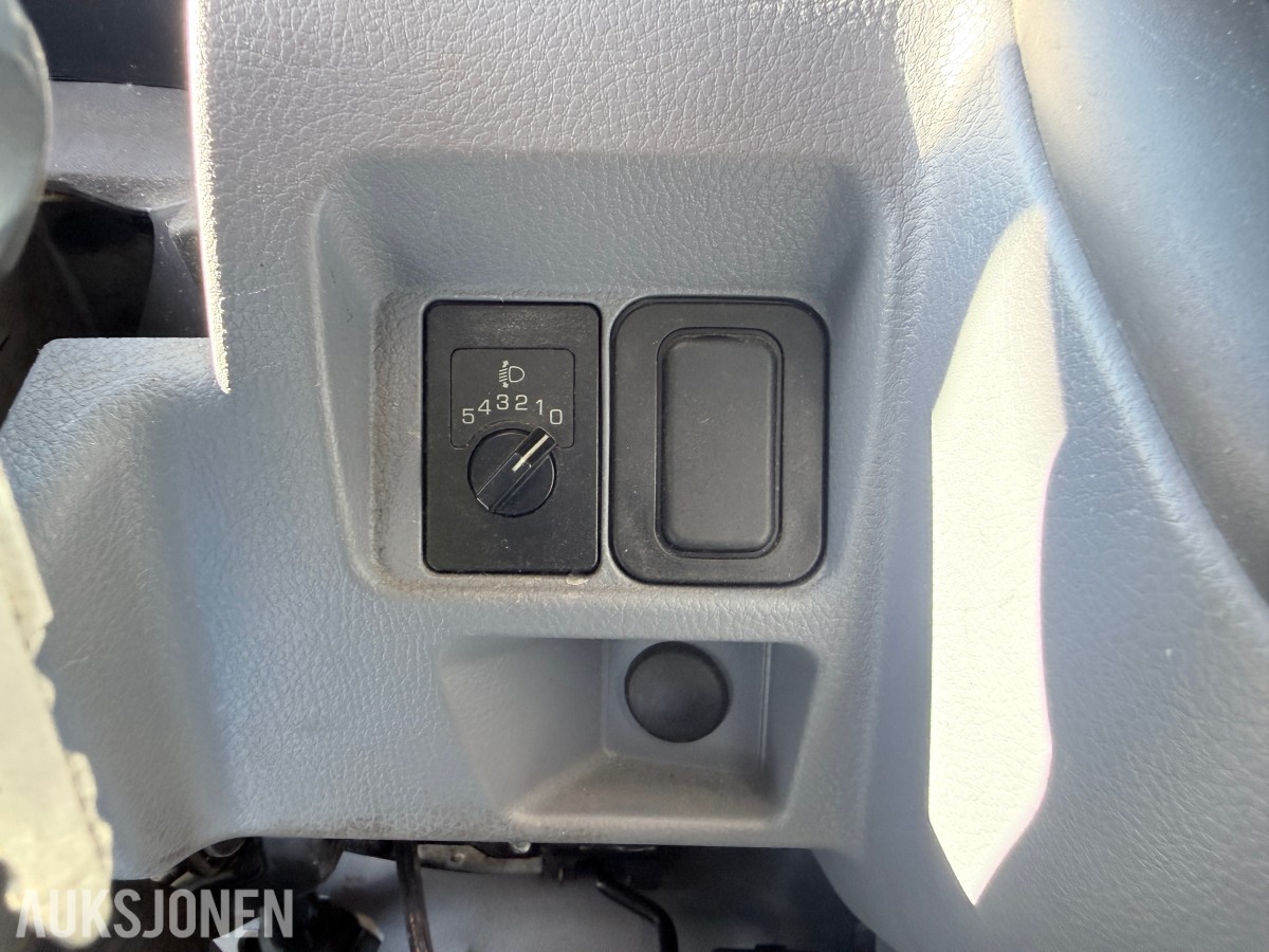 2010 Mitsubishi Fuso skapbil med løftelem og sidedør