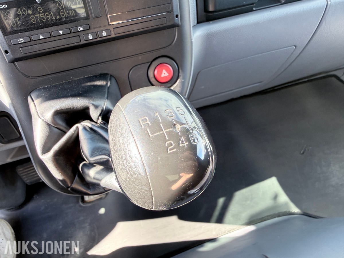 2010 Mitsubishi Fuso skapbil med løftelem og sidedør